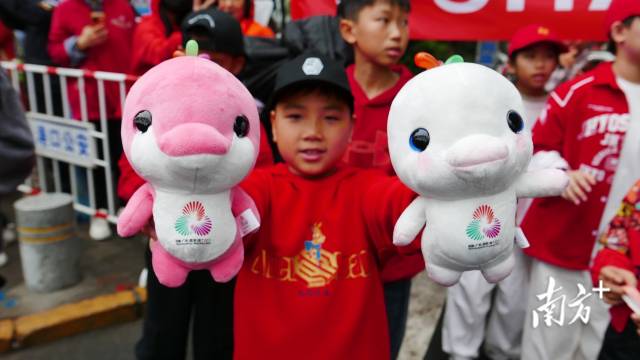 十五运会吉祥物“喜洋洋”“乐融融”是一对“中华白海豚”。 十五运会吉祥物“喜洋洋”“乐融融”是一对“中华白海豚”。