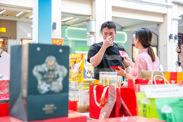 市民游客品鉴。 