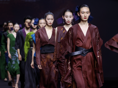 香云纱，穿越六百年的“软黄金”|岭南衣·秀新疆①