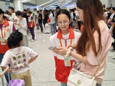 风雨中的青春担当，广州白云站青年志愿者暖心护航旅客出行
