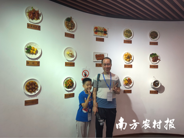 亲子团成员在新会陈皮博物馆了解陈皮膳食文化。