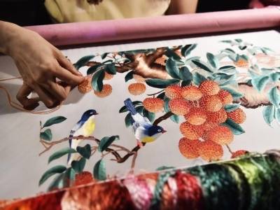 广绣：千年针法绣尽岭南芳华 | 岭南衣·秀新疆②