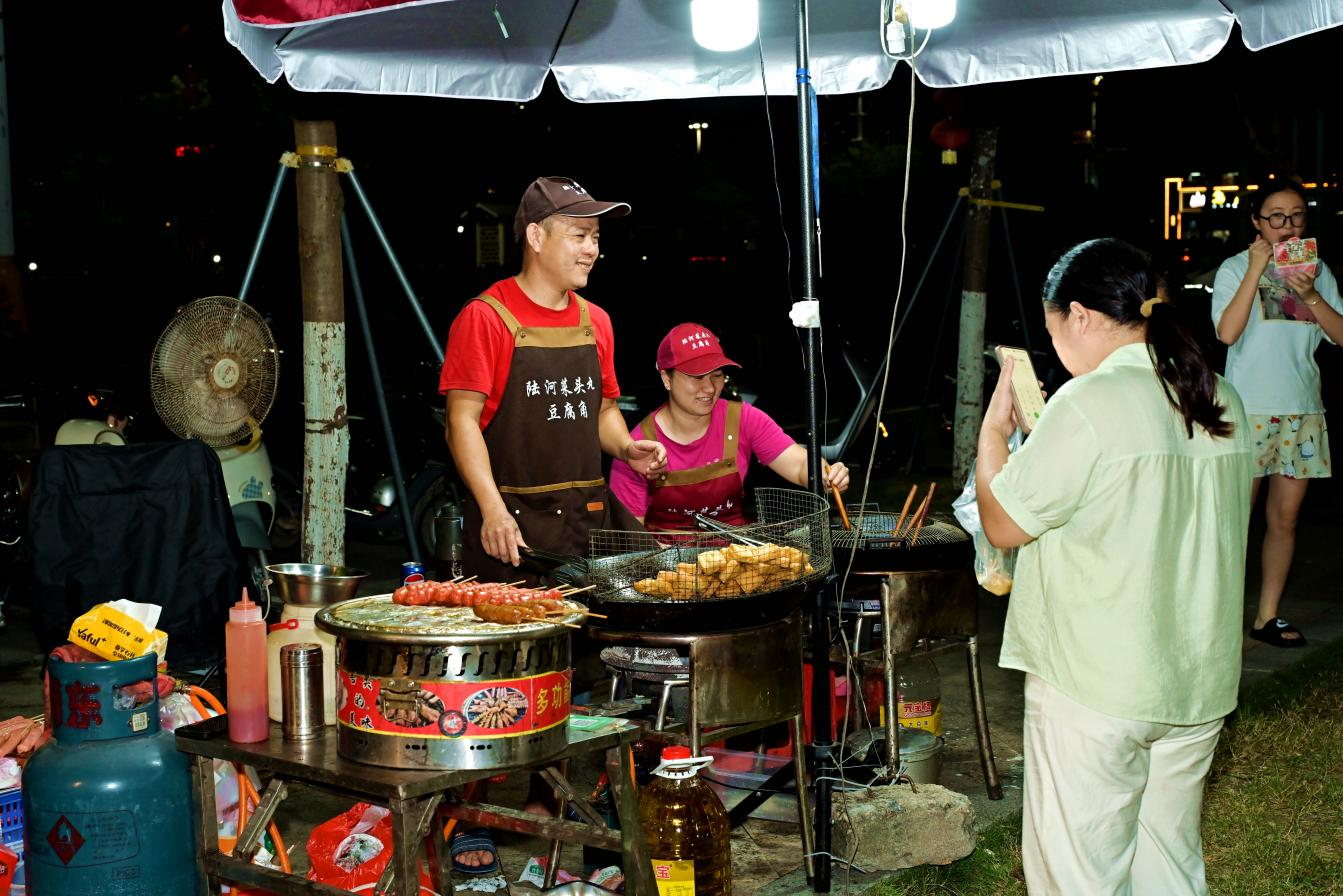 活动场地周边美食摊档。广东歌手逐步激活“草坪经济”，民星  