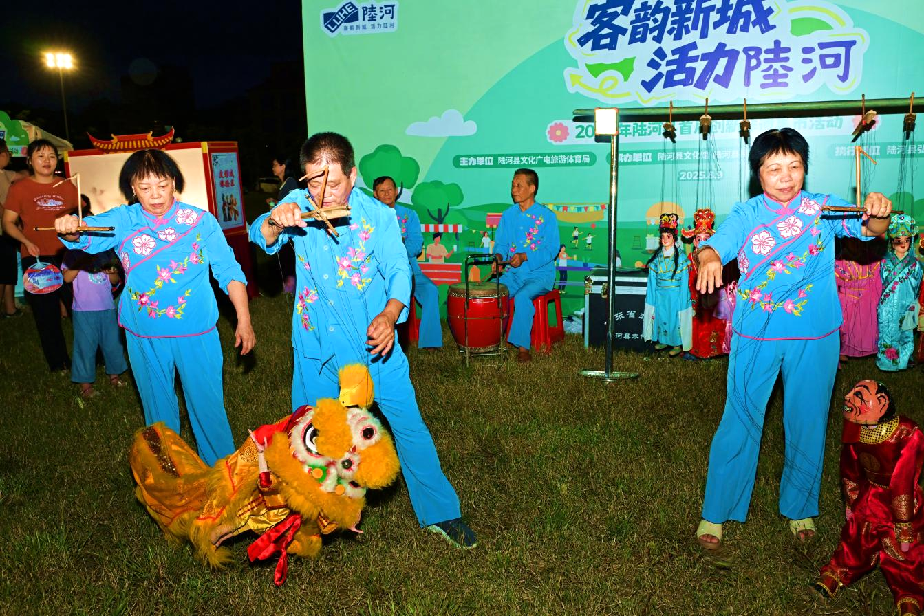 周末草坪音乐会人气爆棚。幕丨主办方表示，广东歌手  
