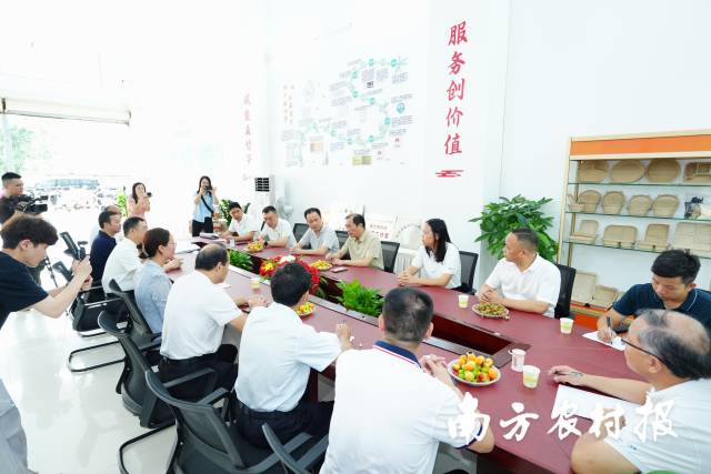 有关部门代表共同座谈,研究推动西牛麻竹笋产业高质量发展具体工作。