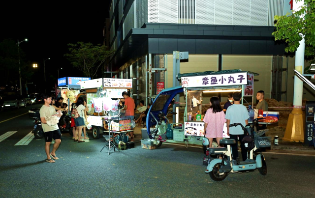 活动场地周边美食摊档。