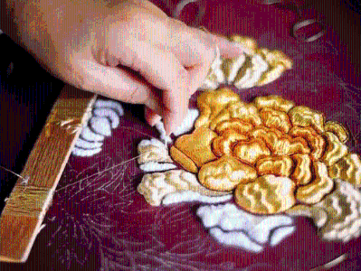 潮绣：以针为笔，金线绣出浮雕艺术｜岭南衣·秀新疆③