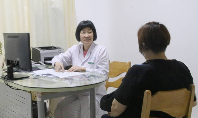 钟少卿正在给患者认真讲解病情。
