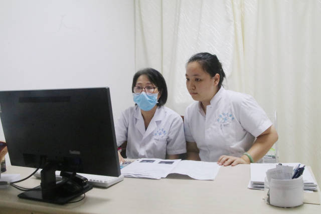 彭幼为科室新人讲解病例。