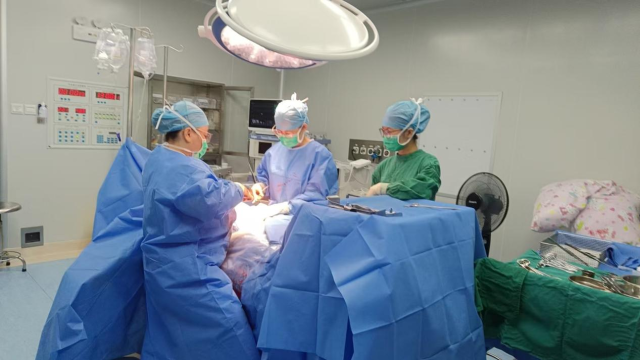 彭湃纪念医院妇科团队手术照片。