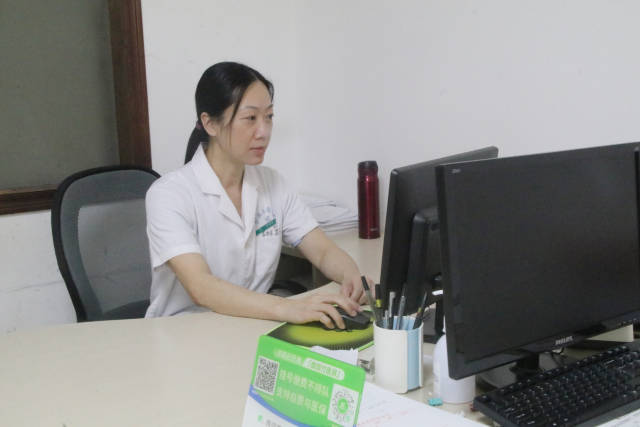 钟晓阳工作照。