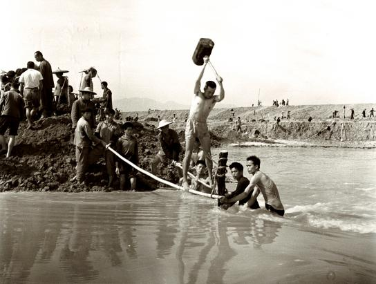 20世纪七十年代，怀集人力修筑拦水坝。方权裕 摄 