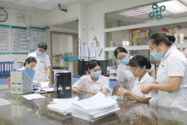 产科团队“以老带新”。