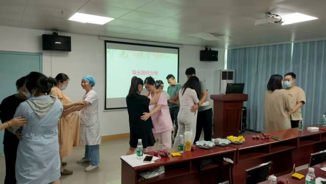 彭湃纪念医院妇科为产妇家庭开展分娩培训。