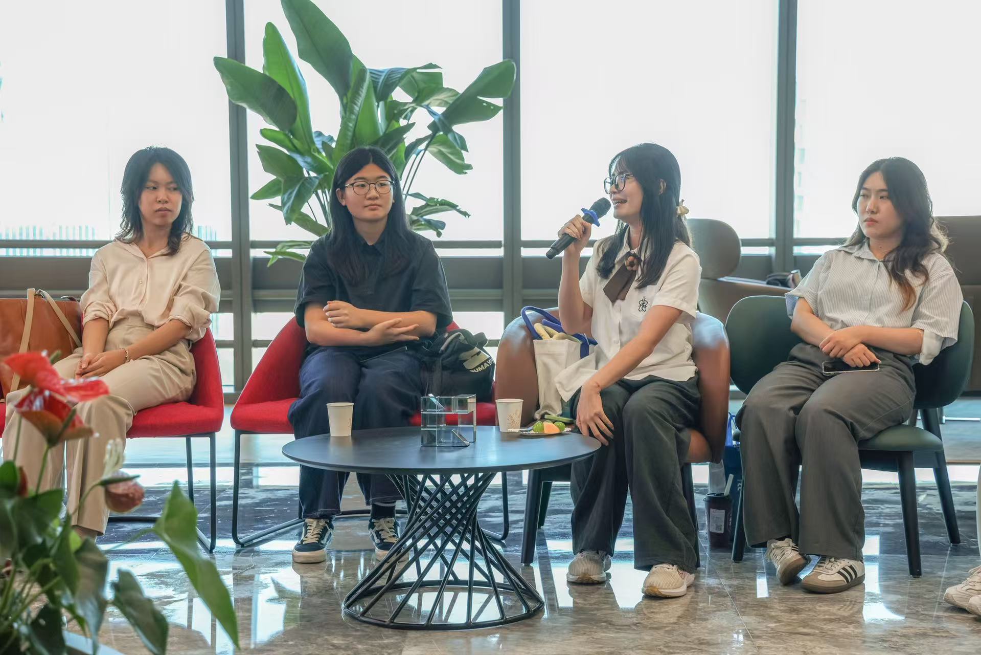 港澳青年在结营仪式上分享实习收获与感受。