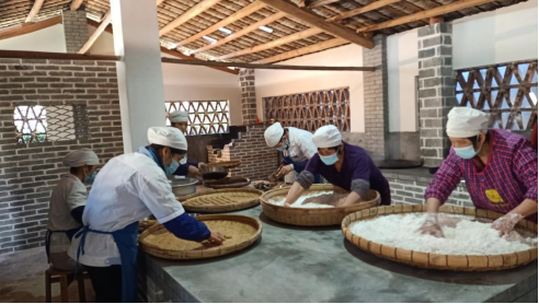 合作社将非遗技艺和现代技术融入“土特产”。