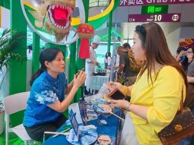 杨焕瑜：离开讲台深耕蓝染，以古法技艺铺就致富路 | 乡村创客东源秀③