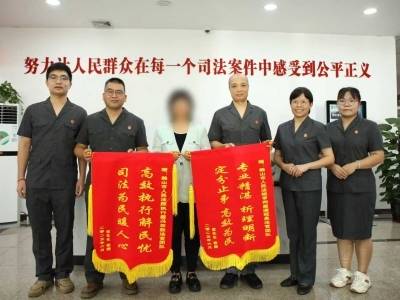 特写｜一场调解，两面锦旗，“十分”认可