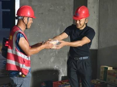 台风“杨柳”登陆前夜的澄海广益安置点：百名工人住进“避风港”