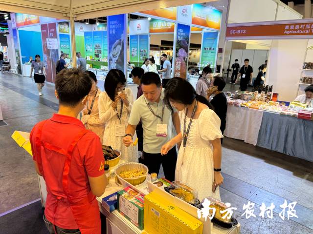 不少香港采购商及市民试吃清远鸡产品后，留下了深刻印象。