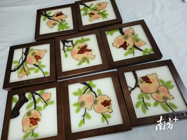 粤、新两地少年向指导单位、主办地市赠送“石榴籽画”，共同完成“石榴籽一家亲”主题贴画。