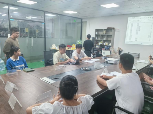 李洪森在跟团队一起复盘今年7月的成绩