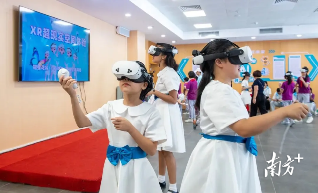 营员们在AI科技馆感受科技魅力。