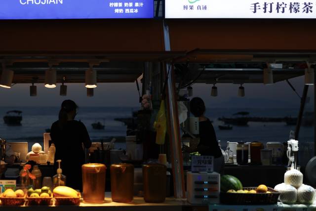 西葛沙滩美食夜市的烟火气，成为海边的另一道风景线。