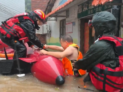 佛山抗击台风“杨柳”强降雨，消防成功营救疏散94名被困群众