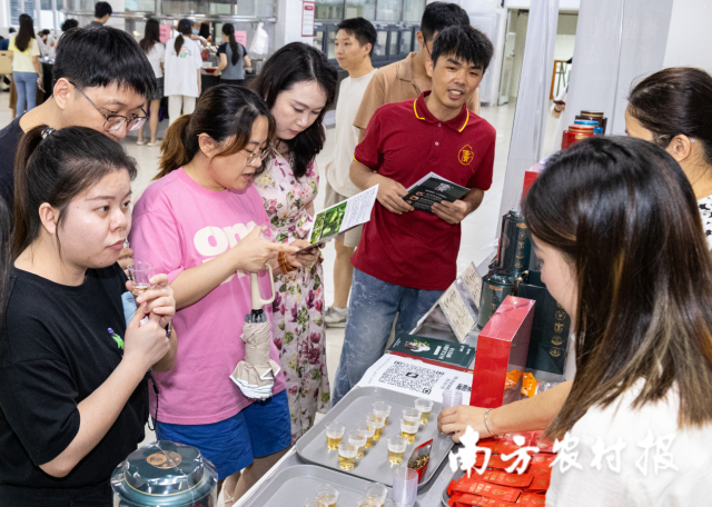 江门丽宫侨宝陈皮健康产业发展股份有限公司相关工作人员推介陈皮星油藤产品。