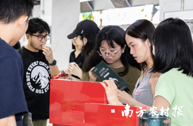 职工了解陈皮星油藤相关产品介绍、健康价值等。