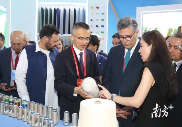 开馆活动中，喀什地委书记聂壮，喀什地委副书记、行署专员艾尼瓦尔·吐尔逊和与会嘉宾共同巡馆。图片来源：喀什地区融媒体中心