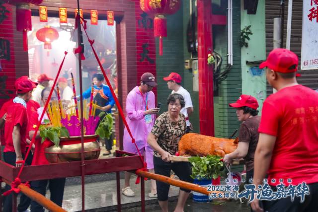 上烧猪！一只只寓意“红皮赤壮”的烧猪正准备运往祭海大典现场。  南方农村报 吴秒衡 拍摄