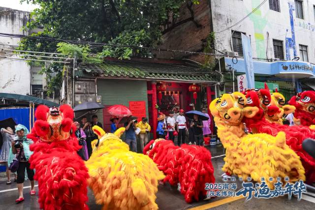 醒狮队出发之前也要拜拜妈祖，祈求平安顺利。  南方农村报 吴秒衡 拍摄