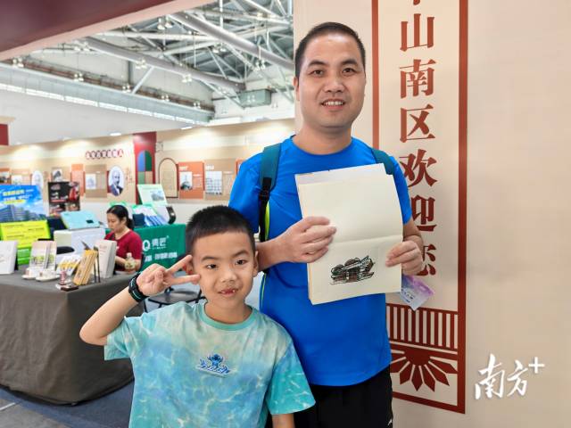 中山市火炬开发区第五小学教师邓彩恩一早就带着儿子来集章，他向记者展示着今年新添的“深圳迁鸟书吧”印章。 