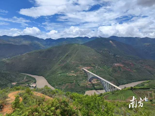 滇缅公路蜿蜒盘旋在高山峡谷之间，横跨湍急的怒江，与新修建的大瑞铁路怒江特大桥相互遥望。眼前坑坑洼洼的黄土路是当年滇缅公路的真实写照。