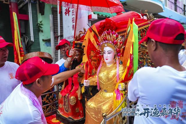 渔民们恭请妈祖。  南方农村报 吴秒衡 拍摄