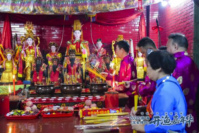 渔民们正在祭拜妈祖。  南方农村报 吴秒衡 拍摄