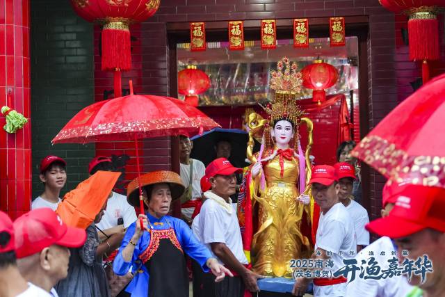渔民们恭请妈祖。  南方农村报 吴秒衡 拍摄