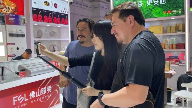 陶瓷、无人机、陈皮……这场新疆展会上广东元素满满｜对口援疆 潮涌天山