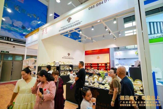 陶瓷展区吸引了采购商和消费者的关注。