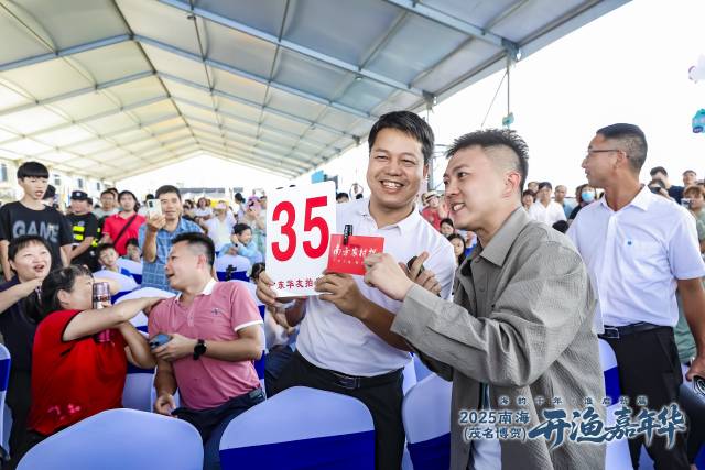 黄先生成功拍下蓝鳍金枪鱼，非常激动。南方农村报 吴秒衡 拍摄