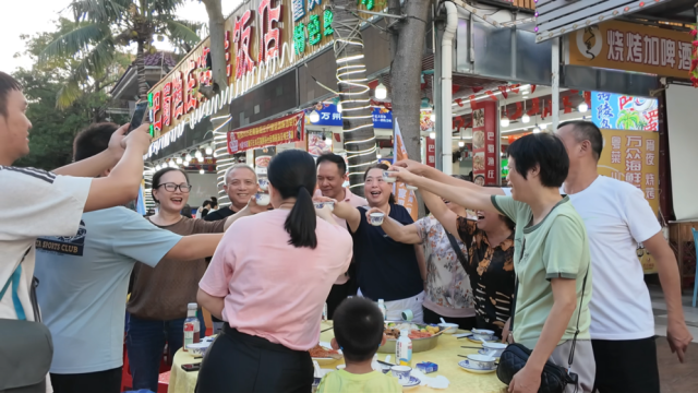 渔家大宴活动现场，游客共品阳江海鲜