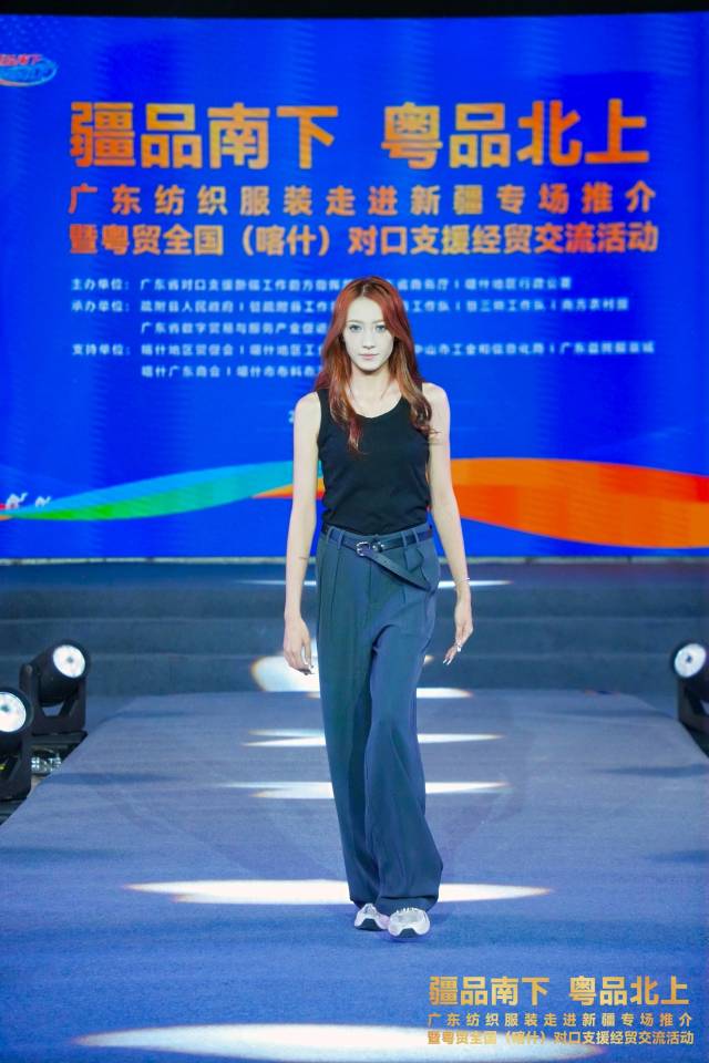 模特走秀推荐“岭南衣”，好评不断。