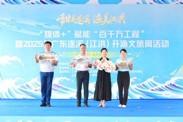 本土推介官正在推介江洪鱼干  