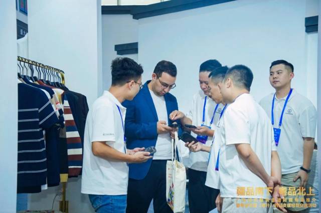 国内国际采购商逛展，挑选“岭南衣”，与参展商交流。