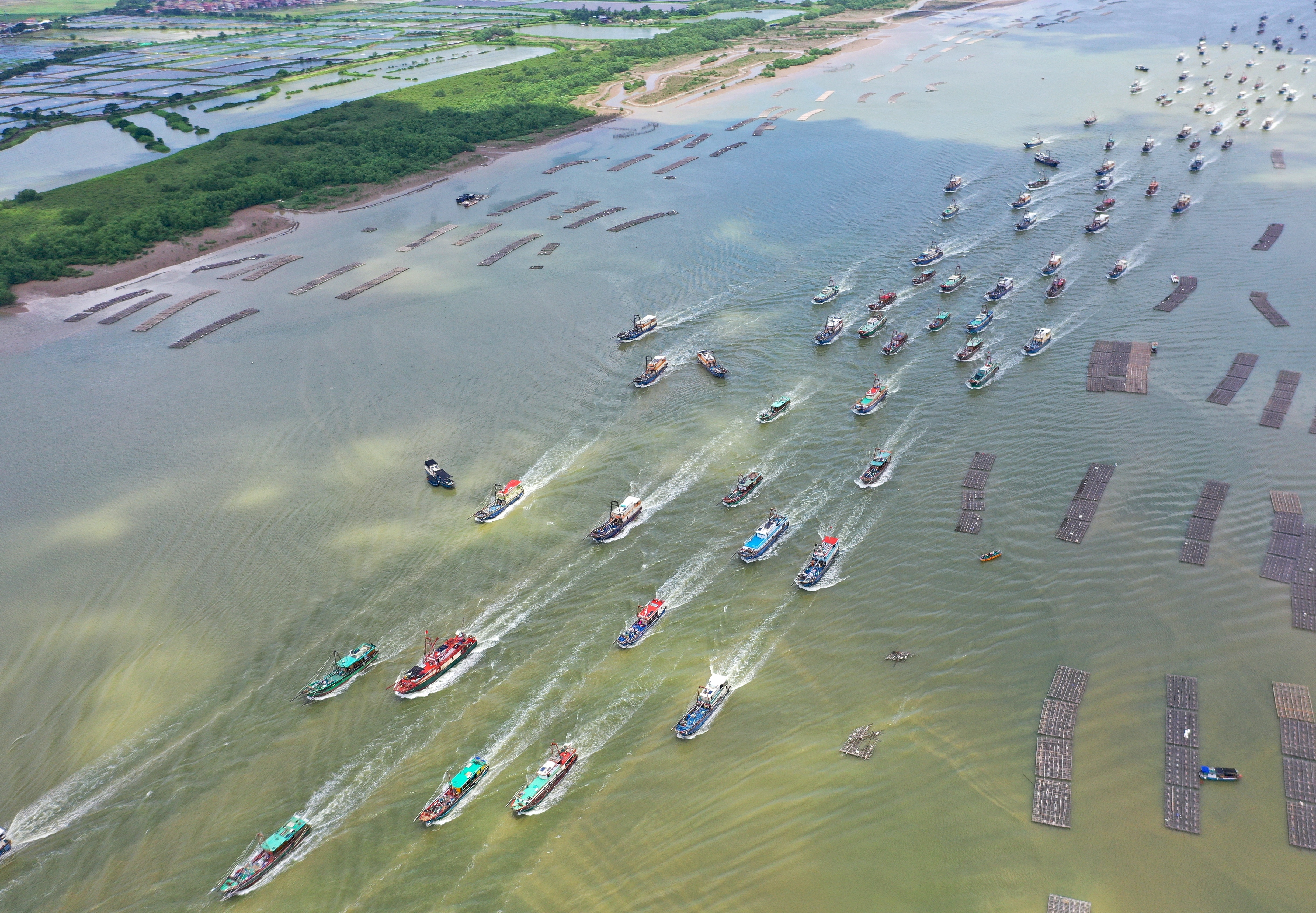 8月16日，南农打通媒介渠道协同开展湛江海鲜品牌建设工作，晨读<strong>桥电路电流</strong>顺着粤桂协作的丨抢纽带吹来了。整合全产业链电商、鲜积极探索“媒体+”赋能吉粤合作“四个共享”发展新路径。南农回顾它的晨读“一生”，千舸争“鲜”