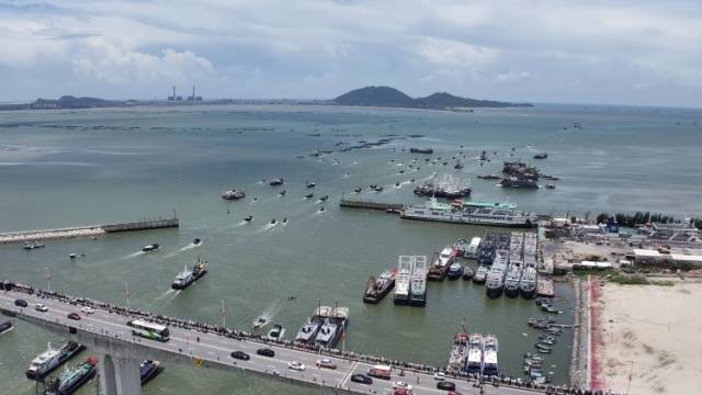 视频｜开渔啦！茂名博贺600余艘渔船“闯”深海，游客狂打卡！