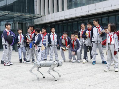 松湖一小：跨科融合+实践赋能，让AI教育惠及每个孩子