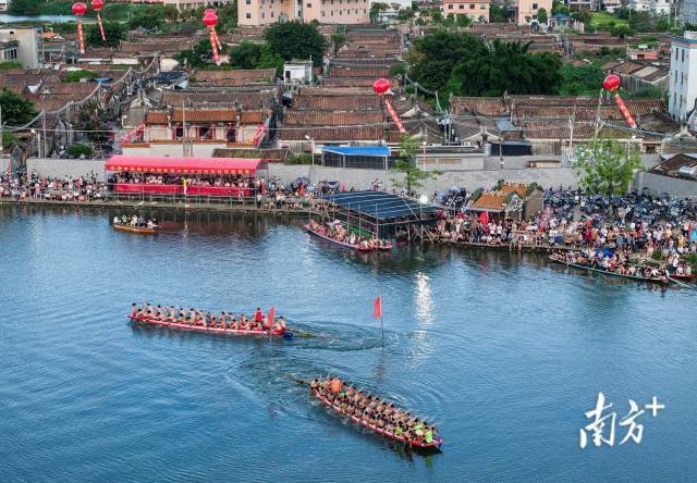 6月20日，汕头潮南区华桥乡，一场龙舟赛正在练江上激烈进行。